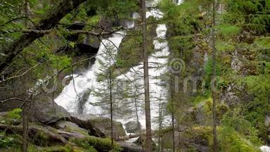 级联瀑布慢动作.. 群山之间的水流，巨大的巨石和倒下的树木。 <strong>干净</strong>，<strong>清晰</strong>